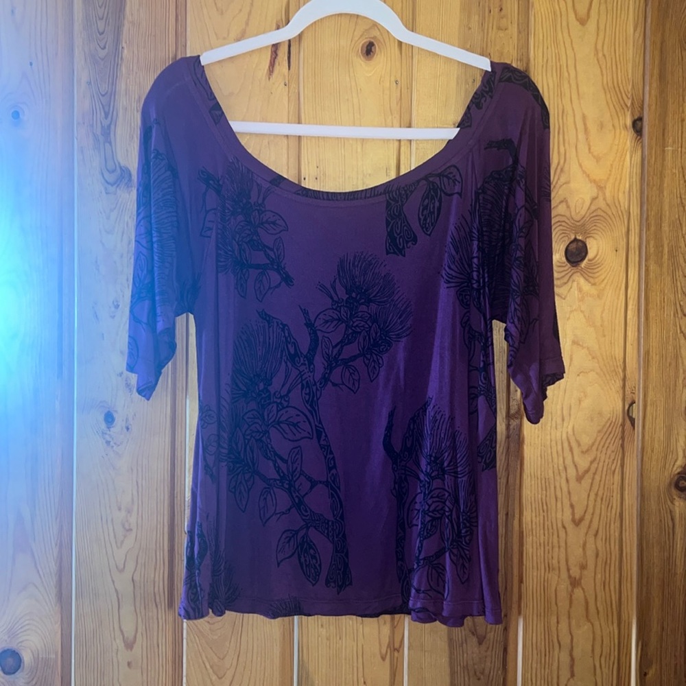 gently use Wahine Toa top size large